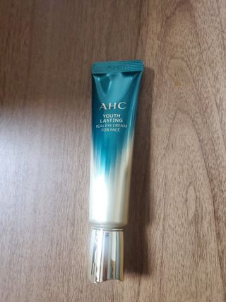 [NEW 탄력유턴 아이크림] AHC 유스 래스팅 리얼 아이크림 포 페이스 — 5점을 준 리뷰어가 2021년 4월 올린 사용 사진