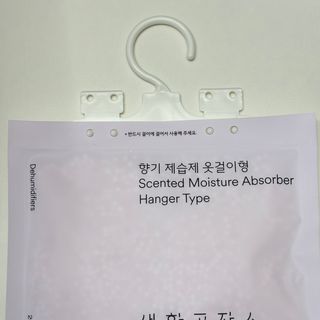 [네이버 /생활공작소] 향기 제습제 옷걸이형 습기제거제 — 5점을 준 리뷰어가 2024년 8월 올린 사용 사진