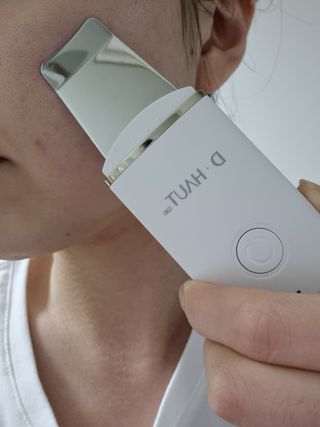 디하우트 랩 4 in 1 갈바닉 아쿠아 워터 필링기 스킨스크러버 — 4점을 준 리뷰어가 2021년 12월 올린 사용 사진