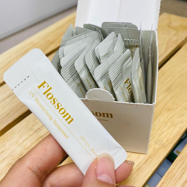 [리블로셀] 플로썸 UV 모이스처라이징 선스크린 리뷰 사진