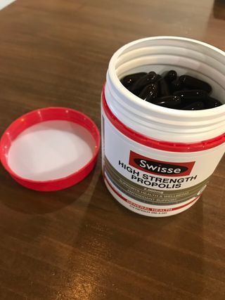 Swisse 스위스 고함량 프로폴리스 2,000mg 210정 — 5점을 준 리뷰어가 2021년 2월 올린 사용 사진