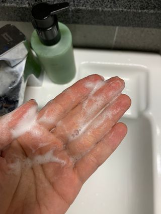 프리마인 메이크업과 들뜨는 각질까지 한방에 깐달걀로! 순하기까지한 셀베이스 그린티클렌저(200ml) — 5점을 준 리뷰어가 2023년 5월 올린 사용 사진