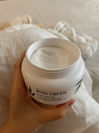 버텍스넘버원 버텍스 넘버원 햄프씨드오일 핸드밤, 바디크림 — 4점을 준 리뷰어가 2022년 3월 올린 사용 사진