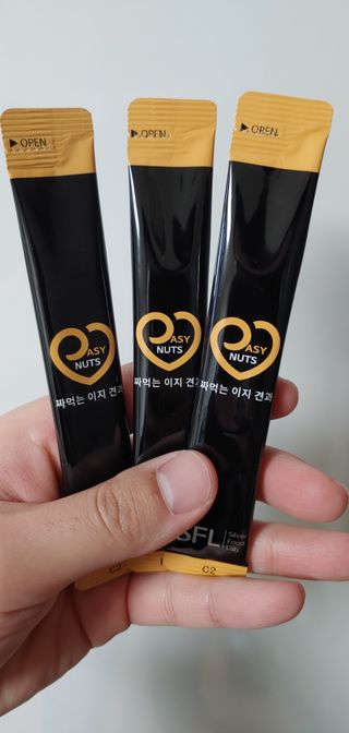 짜먹는 이지견과 짜먹는 이지아몬드, 짜먹는 이지허니피넛, 짜먹는 이지캐슈넛 각 10g X  10포 — 5점을 준 리뷰어가 2021년 3월 올린 사용 사진