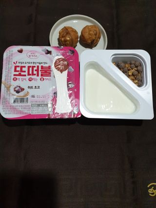 남양유업 또깍 접어 떠먹는 불가리스 2종 — 5점을 준 리뷰어가 2021년 1월 올린 사용 사진
