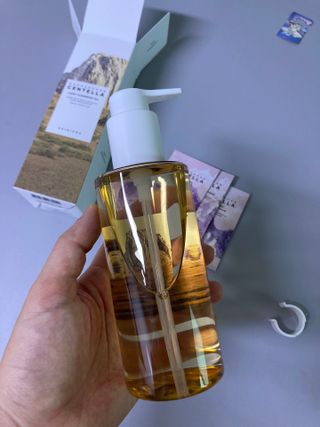 스킨1004 [SKIN1004] 마다가스카르 센텔라 라이트 클렌징 오일 200ml — 5점을 준 리뷰어가 2024년 7월 올린 사용 사진