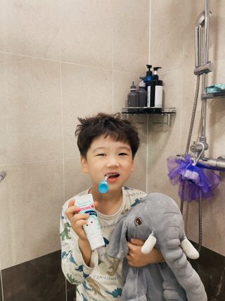 닥터데디스 안심저불소 키즈치약 (라즈베리, 청포도향 중 택 1) 60g +  여행용 미니 치약 15g — 5점을 준 리뷰어가 2022년 11월 올린 사용 사진