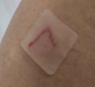 [큐어반H 커팅] 간편하게 떼서 쓰는 자외선차단 습윤밴드 (1팩/30매입) — 5점을 준 리뷰어가 2022년 12월 올린 사용 사진