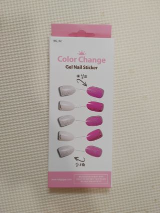 [네일가게] 햇빛에 닿으면 색이 변하는 신기한 햇살 반전 네일스티커 — 5점을 준 리뷰어가 2021년 8월 올린 사용 사진