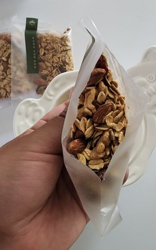 [그래한끼] 무설탕/저당 시리얼타입 수제그래놀라 (40gX10개) — 3.5점을 준 리뷰어가 2022년 8월 올린 사용 사진