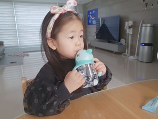 유비맘 트라이탄 코니빨대컵_컬러 랜덤 발송 — 4점을 준 리뷰어가 2021년 1월 올린 사용 사진
