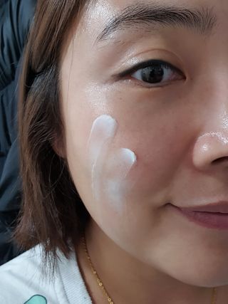 오투에니원 갈락토미세스 비타민 C 프리미엄 블랙스완 크림 50g — 5점을 준 리뷰어가 2022년 12월 올린 사용 사진