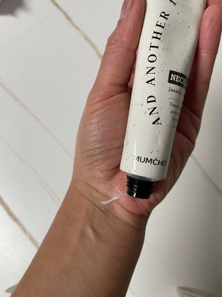 멈칫(MUMCHIT) 넥퍼퓸 NECKPERFUME 2가지 향 — 5점을 준 리뷰어가 2021년 12월 올린 사용 사진