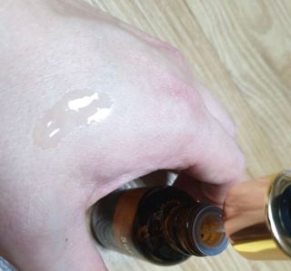 스킨큐어 산다화 비타민c 화이트닝 에센스 30ml — 5점을 준 리뷰어가 2023년 12월 올린 사용 사진