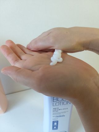 [과일나라] 바세린 모이스처 바디로션 1000ml 2종 — 5점을 준 리뷰어가 2021년 10월 올린 사용 사진