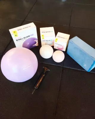 [트라택] 홈 필라테스 SET [미니짐볼+웨이트볼(0.5kg&1kg+요가블럭] — 4.5점을 준 리뷰어가 2022년 7월 올린 사용 사진