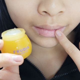 틱톡 [후르디아] 튼입술해결템 올리브영 블루베리 하이드레이팅 허니 립밤 — 5점을 준 리뷰어가 2023년 12월 올린 사용 사진