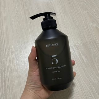 르핸스 퍼포밍 5 샴푸 비반트 포렛/베티버 포그 — 5점을 준 리뷰어가 2023년 3월 올린 사용 사진