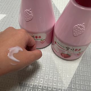 [과일나라] 피부가 마시는 딸기우유 바디클렌저&바디로션 — 5점을 준 리뷰어가 2022년 10월 올린 사용 사진