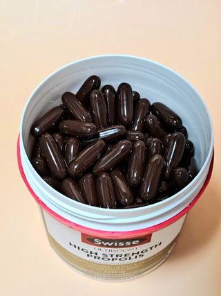 Swisse 스위스 고함량 프로폴리스 2,000mg 210정 — 5점을 준 리뷰어가 2021년 11월 올린 사용 사진