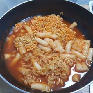 더밥  고추마녀 라볶이 +  나이스미 무설탕 현미후레이크 — 5점을 준 리뷰어가 2021년 10월 올린 사용 사진
