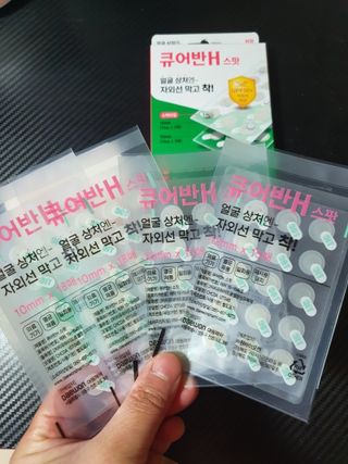 [큐어반H 스팟] 자외선 99프로 차단되는 스틱타입 스팟밴드(1팩 / 66매입) — 5점을 준 리뷰어가 2022년 11월 올린 사용 사진