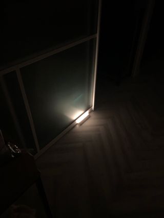 아카라 어두울 때만 켜지는 스마트 무선 센서등 — 5점을 준 리뷰어가 2021년 11월 올린 사용 사진