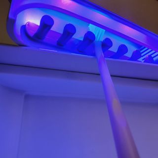 디하우트 랩 디하우트랩 UV 무선 칫솔살균기하루 8회 자동 살균 — 5점을 준 리뷰어가 2021년 11월 올린 사용 사진