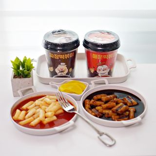 유비쿡 컵떡볶이 매운컵떡볶이2개/ 짜장컵떡볶이 2개  총 4개세트 — 5점을 준 리뷰어가 2021년 4월 올린 사용 사진