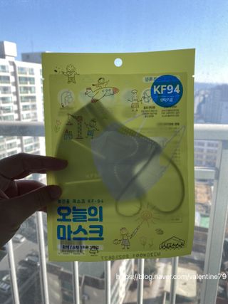 [심폐소생소] 오늘의마스크 KF94 소형 초등학생 어린이 마스크 — 4.5점을 준 리뷰어가 2022년 1월 올린 사용 사진