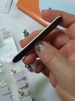 [네일가게] 햇빛에 닿으면 색이 변하는 신기한 햇살 반전 네일스티커_B — 5점을 준 리뷰어가 2021년 8월 올린 사용 사진