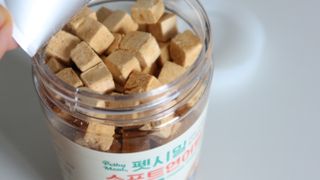 [펫시밀] 원물그대로 영양듬뿍 진공동결건조 북어트릿75g,치킨트릿100g,연어트릿75g 강아지 고양이 간식 — 4점을 준 리뷰어가 2023년 5월 올린 사용 사진