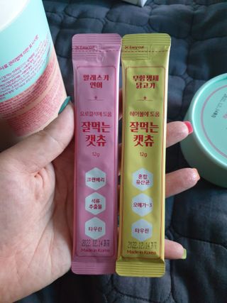 페페로니 잘 먹는 캣츄 - 무항생제 닭고기 12개 + 알래스카 연어 12개 — 5점을 준 리뷰어가 2021년 8월 올린 사용 사진