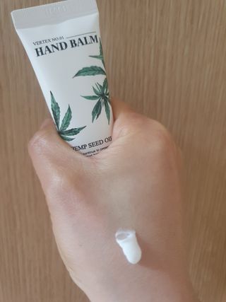 버텍스넘버원 버텍스 넘버원 햄프씨드오일 핸드밤, 바디크림 — 5점을 준 리뷰어가 2022년 3월 올린 사용 사진