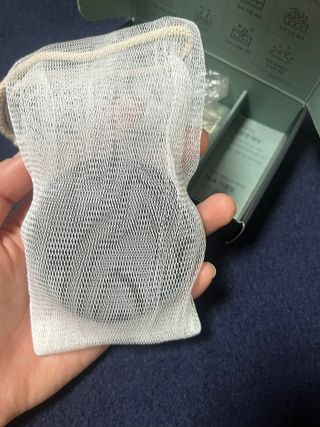 free [아토르] 9종 임상완료 아토르 다름 샴푸바_블랙  프리미엄 두피 케어 샴푸바 — 5점을 준 리뷰어가 2023년 11월 올린 사용 사진