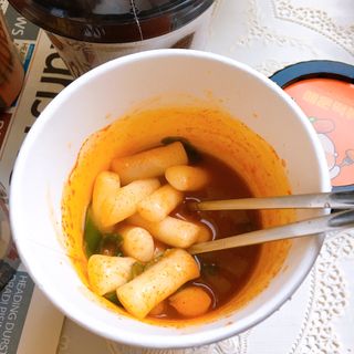 유비쿡 컵떡볶이 매운컵떡볶이2개/ 짜장컵떡볶이 2개  총 4개세트 — 5점을 준 리뷰어가 2021년 3월 올린 사용 사진