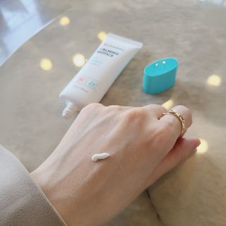 리더스코스메틱 리더스 카밍 바이오틱스 선 에센스 SPF 50+ PA++++ — 5점을 준 리뷰어가 2022년 5월 올린 사용 사진