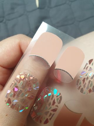 [네일가게] 햇빛에 닿으면 색이 변하는 신기한 햇살 반전 네일스티커_B — 5점을 준 리뷰어가 2021년 8월 올린 사용 사진