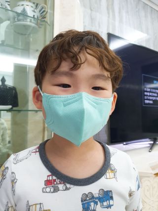 [블루 본 아이노우] 유아용 컬러마스크 40 PCS SET 2중 택 1 — 5점을 준 리뷰어가 2021년 5월 올린 사용 사진