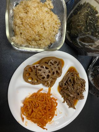 하나마이 [마마쿡] 전 청와대 천상현 셰프의 밑반찬  5종세트(소고기 장조림+연근조림+진미채+간장김자반+새우김자반) — 3점을 준 리뷰어가 2023년 5월 올린 사용 사진