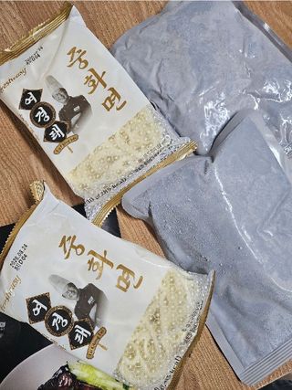 프레시지 *구매평/중식대가여경래 짜장면 2인분 (냉동) — 5점을 준 리뷰어가 2025년 9월 올린 사용 사진