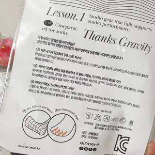 카우아이 필라테스 기어 / 스튜디오 운동을 도와주는 일체형 논슬립 발가락 양말 — 5점을 준 리뷰어가 2021년 2월 올린 사용 사진