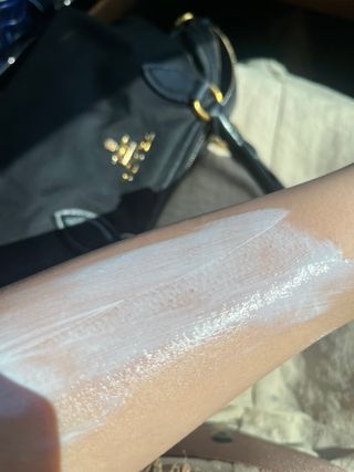 틱톡 [후르디아] 백탁NO! 화잘먹 수분광 선 에센스✨ — 5점을 준 리뷰어가 2023년 8월 올린 사용 사진