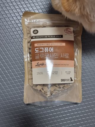 도그퓨어 피부와모질/혼합유산균/글루코사민 유기농 로스팅 사료 — 5점을 준 리뷰어가 2021년 9월 올린 사용 사진