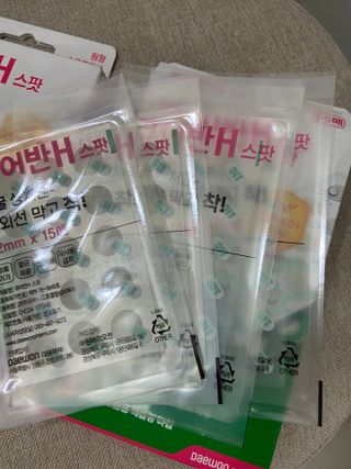 [큐어반H 스팟] 자외선 99프로 차단되는 스틱타입 스팟밴드(1팩 / 66매입) — 5점을 준 리뷰어가 2022년 11월 올린 사용 사진
