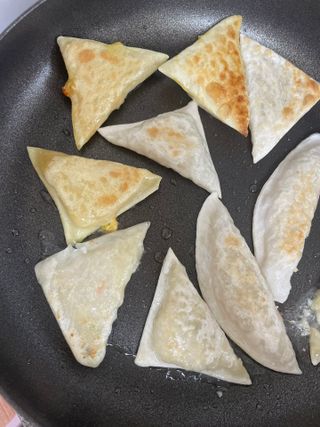 (주)성경순만두 곤약만두.콘치즈만두,삼각당면만두,당면 야끼만두,대구전통 납작만두,떡뽁이 매콤소스,달콤소스 — 5점을 준 리뷰어가 2023년 4월 올린 사용 사진