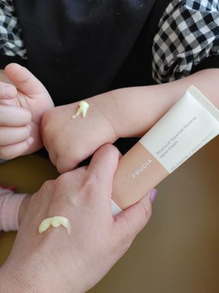 [후르디아] 끈적임 없는 착한성분 비건  핸드크림 3종 — 5점을 준 리뷰어가 2022년 2월 올린 사용 사진