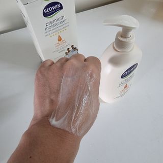 H365 Redwin Premium Moisturiser 레드윈 프리미엄 모이스춰라이저 500ml — 5점을 준 리뷰어가 2021년 4월 올린 사용 사진