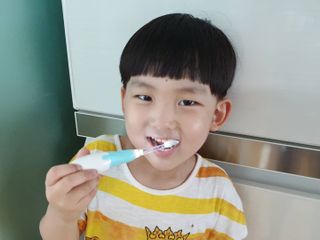[오라덴스] 99.9 항균 칫솔모_키즈 진동칫솔 2,3단계 중 택 1 — 5점을 준 리뷰어가 2021년 7월 올린 사용 사진