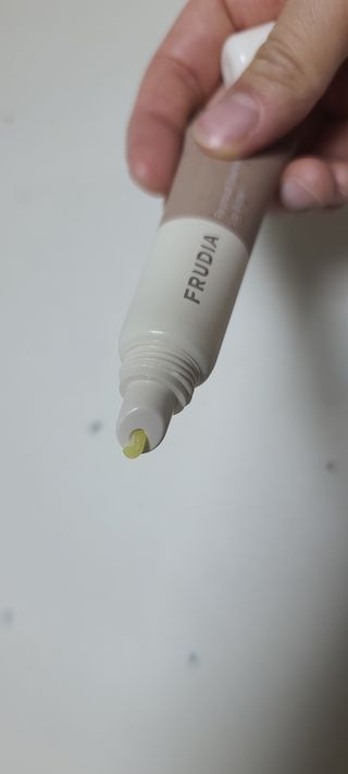 [후르디아] 올리브영 착한보습 비건 립버터 2종 — 5점을 준 리뷰어가 2021년 12월 올린 사용 사진